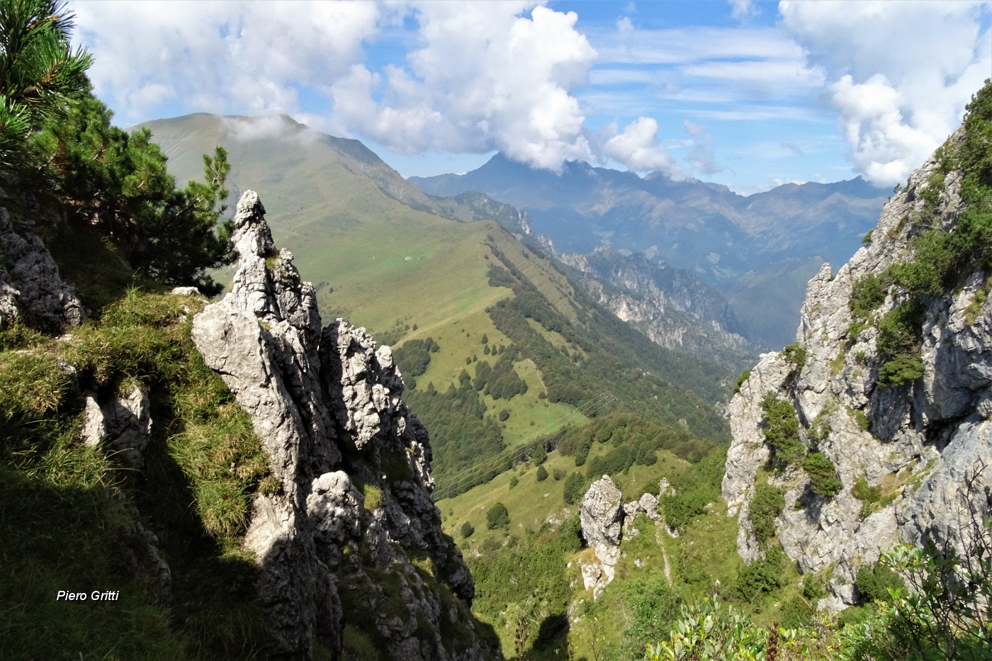 51 Ripido il sentiero nel valloncello tra pareti e guglie rocciose.JPG